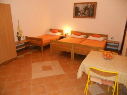 Apartmenthaus DADO Starigrad (Paklenica)